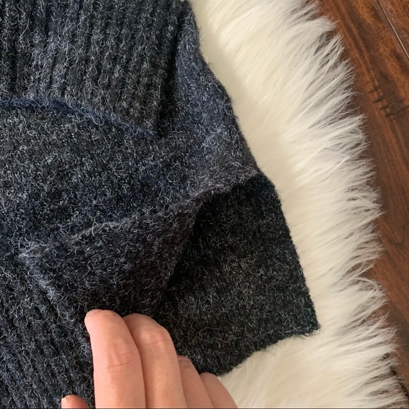 - REVOLVE Heartloom slit neck Varsity‎ Pullover. S - Picture 7 of 11